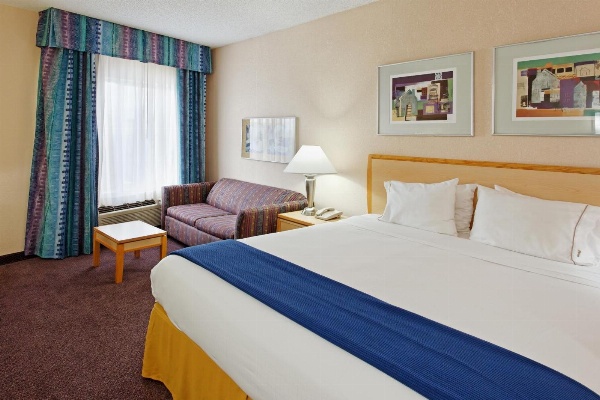 Holiday Inn Express Hotel & Suites San Antonio - Rivercenter Area image 2